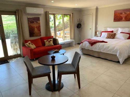 Bed & Breakfast Camelot Country Stay In Orange
