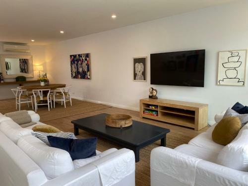 Stylish Comfort & Centrally Located!