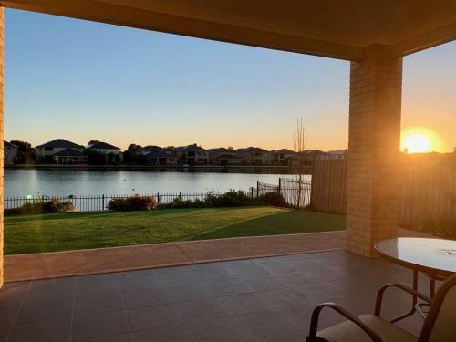 Waterfront Grand Villa For Big Group