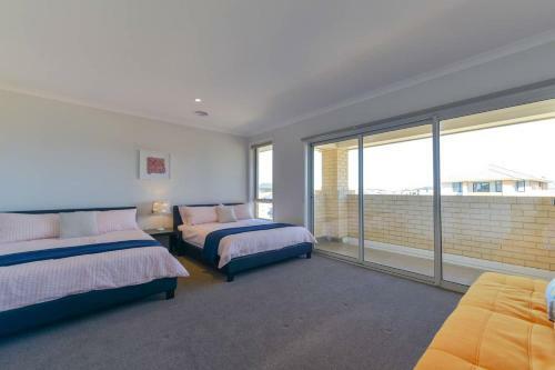 Waterfront Grand Villa For Big Group