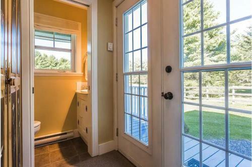 Lovely Lac-brome 3 Bedroom Lakefront Cottage