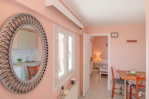 Apartamento Aliki's Studio With Shared Infinity Pool!