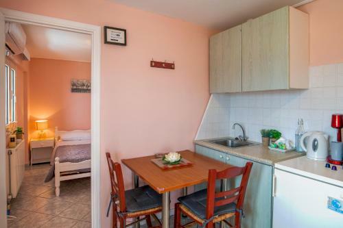 Apartamento Aliki's Studio With Shared Infinity Pool!
