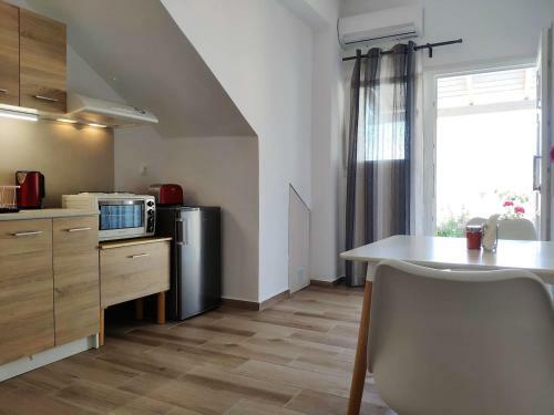 Studio & Apartment By The Beach