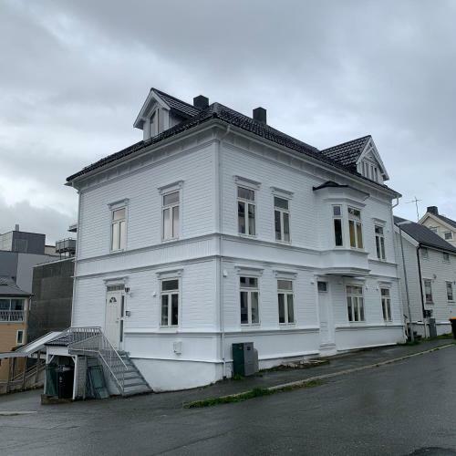 Enter Viking Apartments