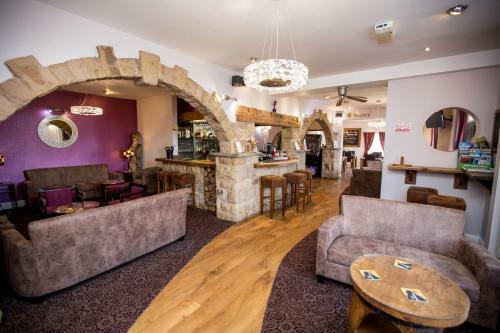 Twin Oaks Hotel
