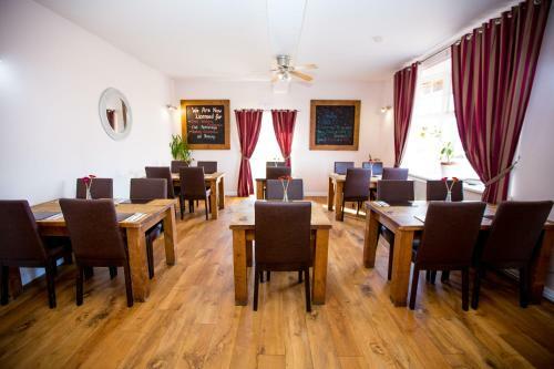 Twin Oaks Hotel