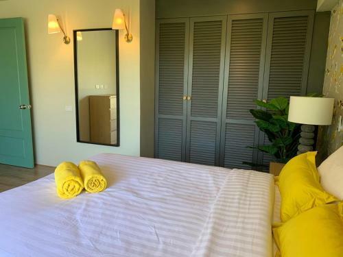 Stylish 1-bedroom Apartments, With Lake View
