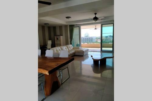 Luxurious Spacious Apartment With Pool
