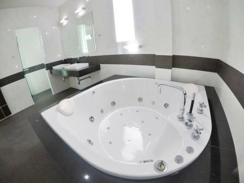 Brand New Villa With Pool And Jacuzzi In Patong