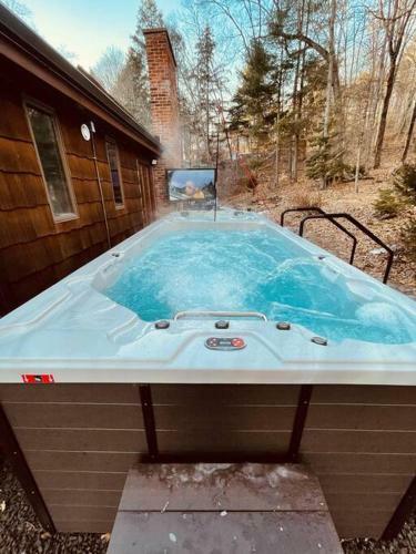 Mt. Carmel Getaway On Sleeping Giant W/ Swim Spa