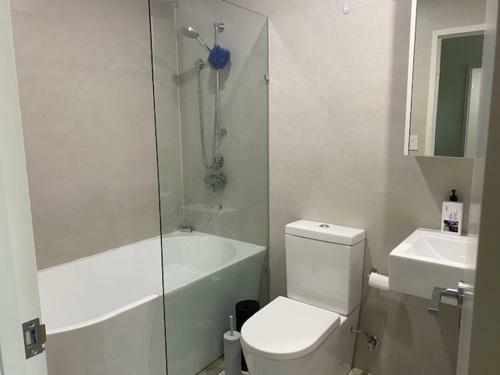 Home Away From Home Private Ensuite Bathroom & Wifi