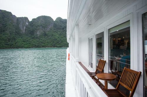 L'azalee Cruise Halong