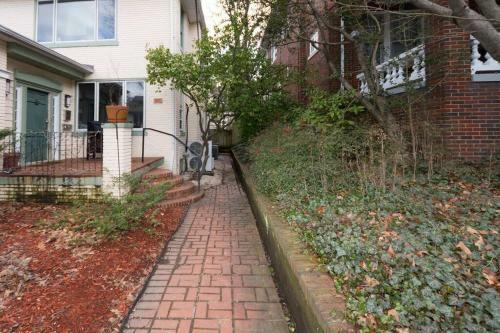 Apartamento Cathedral Charmer--2 Br English Basement, With Garden Access
