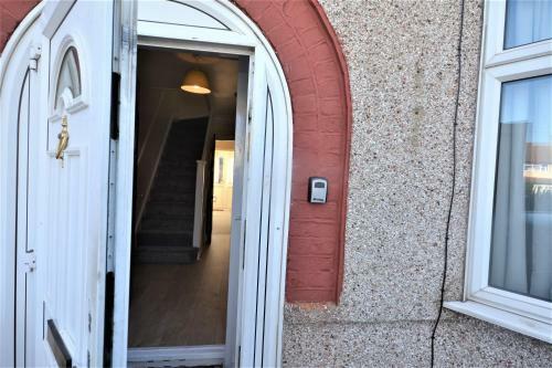London Deluxe 3 Bedroom House With Parking Space