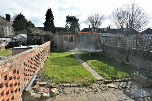 London Deluxe 3 Bedroom House With Parking Space