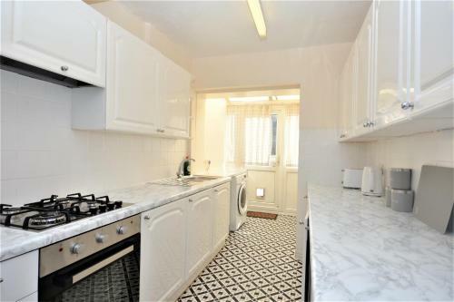 London Deluxe 3 Bedroom House With Parking Space