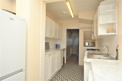 London Deluxe 3 Bedroom House With Parking Space