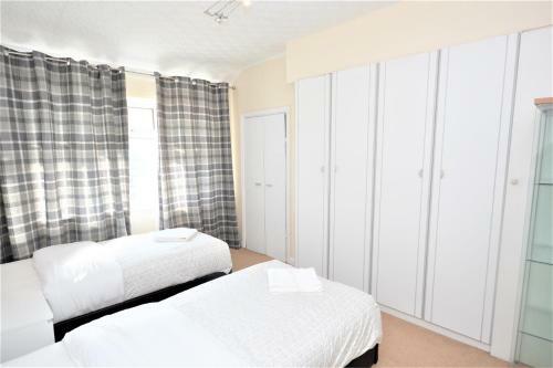 London Deluxe 3 Bedroom House With Parking Space