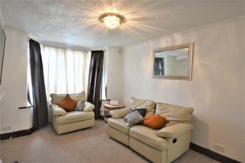 London Deluxe 3 Bedroom House With Parking Space