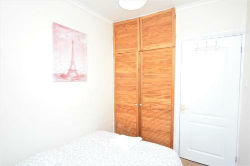 London Deluxe 3 Bedroom House With Parking Space