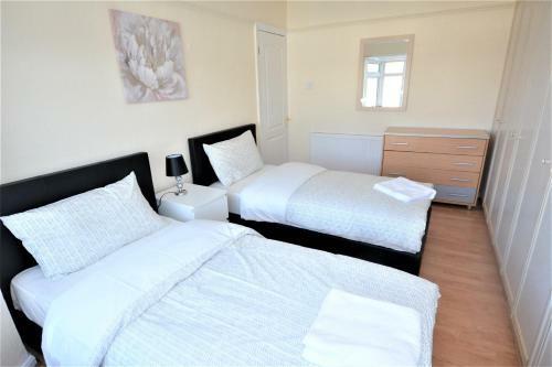 London Deluxe 3 Bedroom House With Parking Space