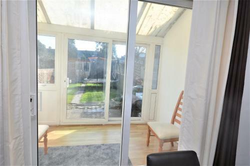 London Deluxe 3 Bedroom House With Parking Space