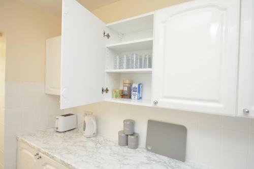 London Deluxe 3 Bedroom House With Parking Space