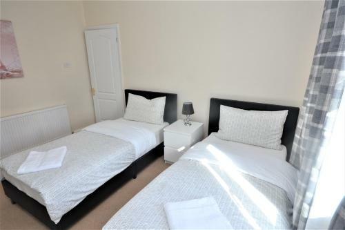 London Deluxe 3 Bedroom House With Parking Space