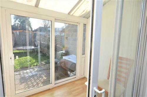 London Deluxe 3 Bedroom House With Parking Space