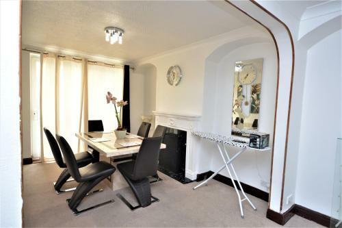 London Deluxe 3 Bedroom House With Parking Space