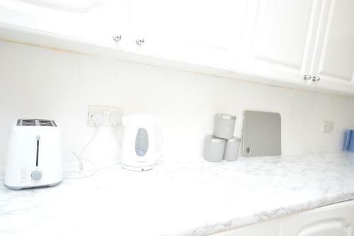 London Deluxe 3 Bedroom House With Parking Space