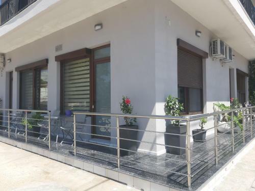 Soula's Sunshine Green Apartment