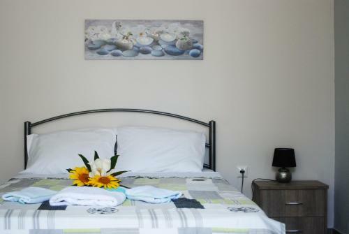 Soula's Sunshine Green Apartment