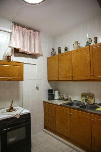 Under The Clock Tower (Greek Traditional 125m2 Home)
