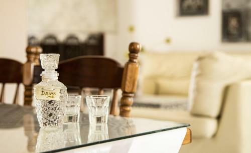 Vera's Sunny Apartment - 2bd - Steps To Beach - Kitchen - Free Parking