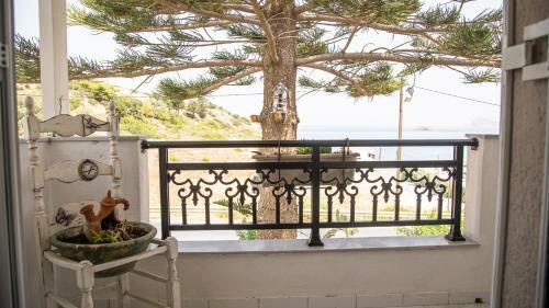 Vera's Sunny Apartment - 2bd - Steps To Beach - Kitchen - Free Parking