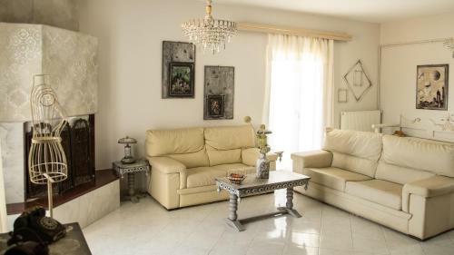 Vera's Sunny Apartment - 2bd - Steps To Beach - Kitchen - Free Parking