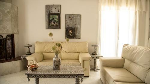 Vera's Sunny Apartment - 2bd - Steps To Beach - Kitchen - Free Parking
