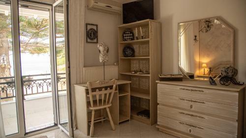 Vera's Sunny Apartment - 2bd - Steps To Beach - Kitchen - Free Parking