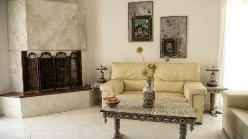 Vera's Sunny Apartment - 2bd - Steps To Beach - Kitchen - Free Parking