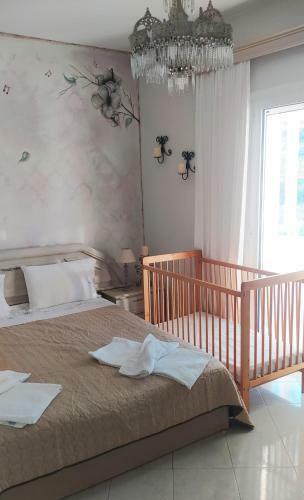 Vera's Sunny Apartment - 2bd - Steps To Beach - Kitchen - Free Parking