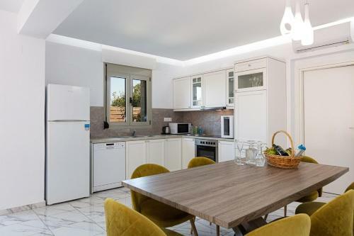 Villa Prima - With Private Heated Pool & Jacuzzi