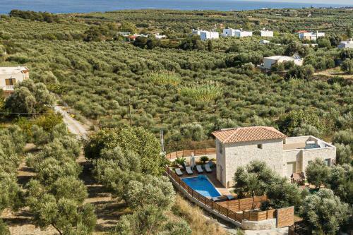 Villa Prima - With Private Heated Pool & Jacuzzi