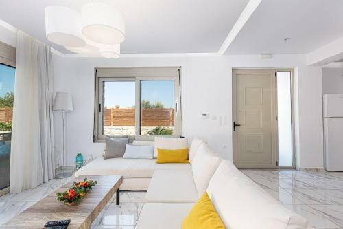 Villa Prima - With Private Heated Pool & Jacuzzi
