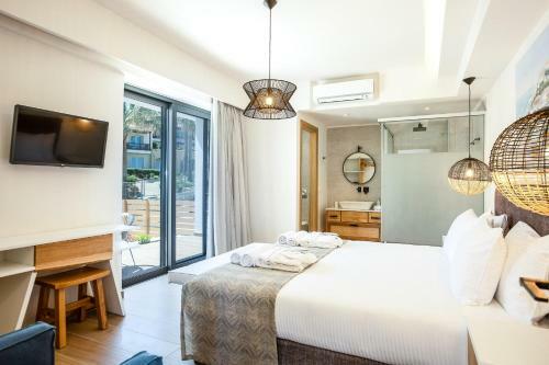 Wave Villa, Beach Front Retreat!