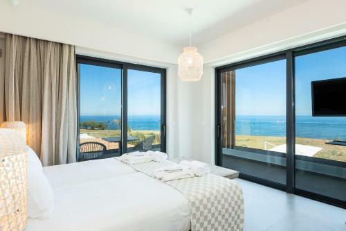 Wave Villa, Beach Front Retreat!