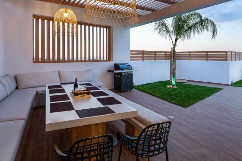 Wave Villa, Beach Front Retreat!
