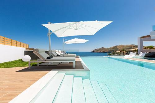Wave Villa, Beach Front Retreat!
