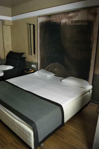 Adonis City Hotel